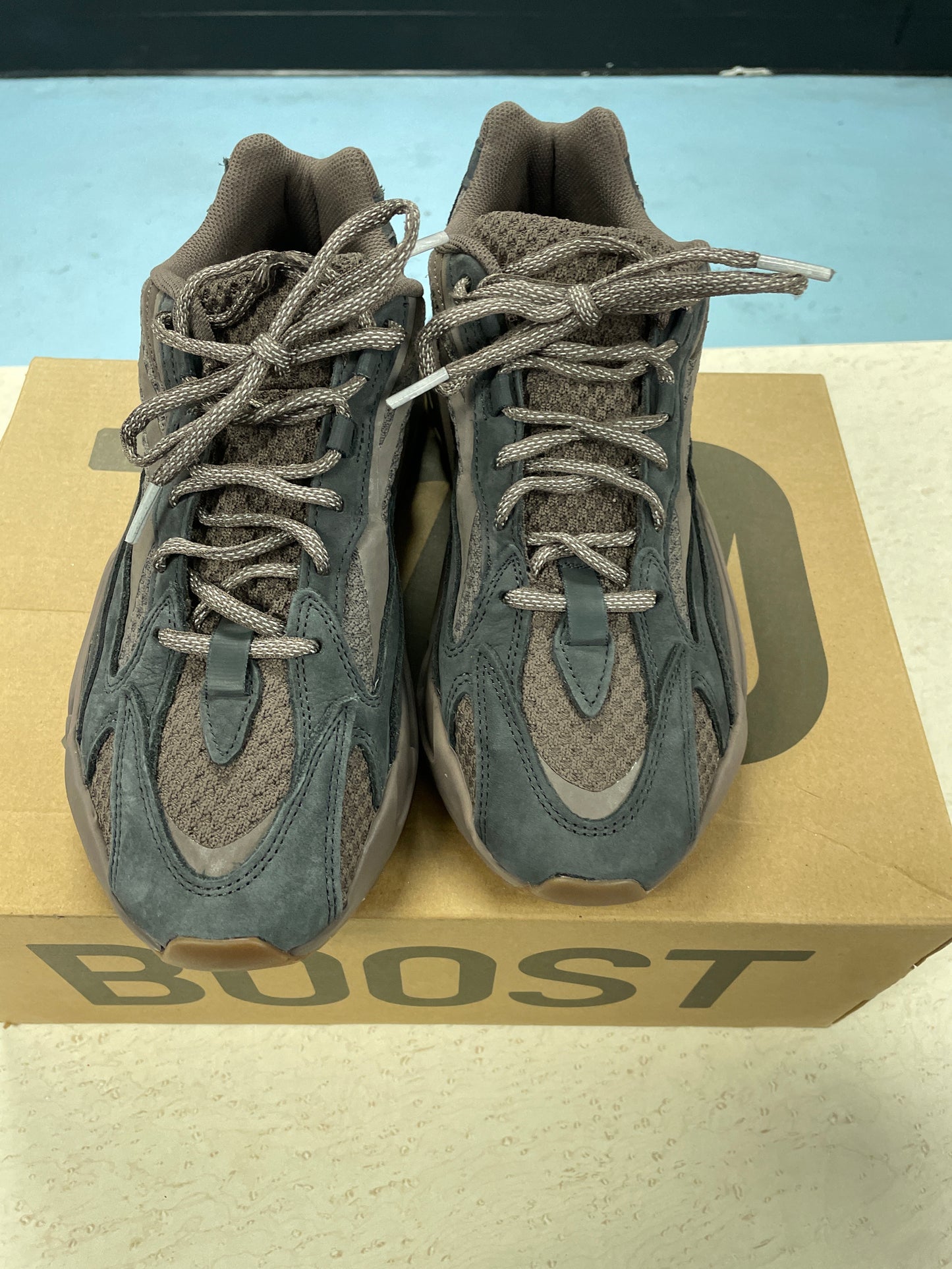 Size10 Yeezy 700 Used Box