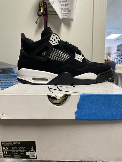 Size9.5 Jordan 4 White Thunder Pre Owned/W Box