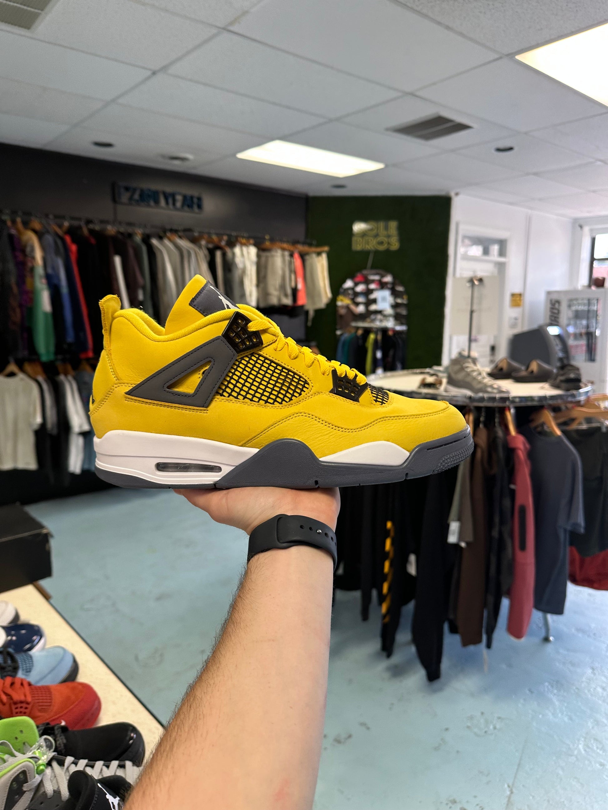Jordan 4 Retro Lightning (2021)