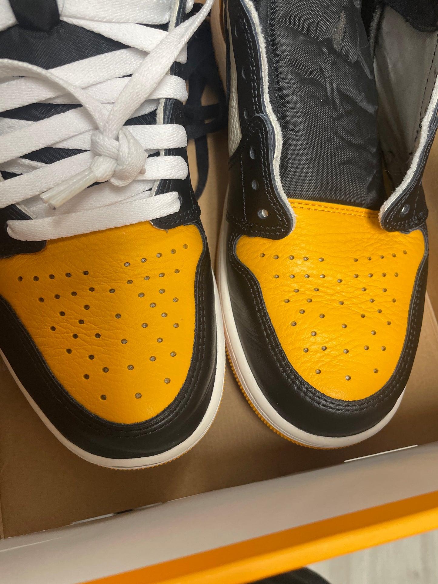 Size10 Jordan 1 High Taxi Pre Owned/W Box