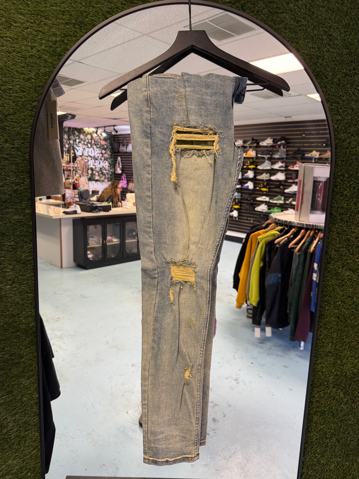 Size 34 Serenade Jeans Pre Owned Yellow Ripped